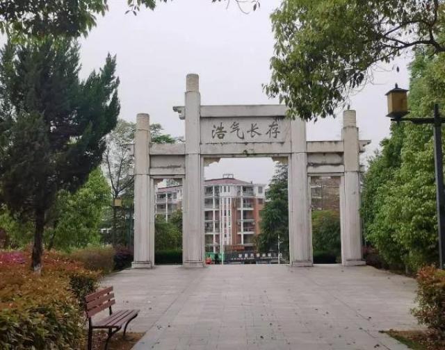 在醒侬公园拍的两张照片,赵醒侬是江西革命先驱,与袁玉冰,方志敏合称