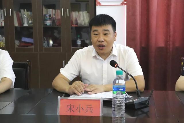 在会上,宋小兵副院长谈到,通过一学年来,在马龙凤同志的带领下,机电